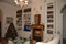 Soggiorno libreria in stile con camino